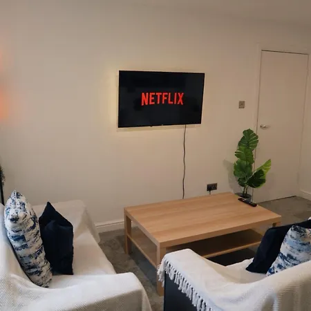 Stylish 3bed Apt, Prime Location, Sleeps 6