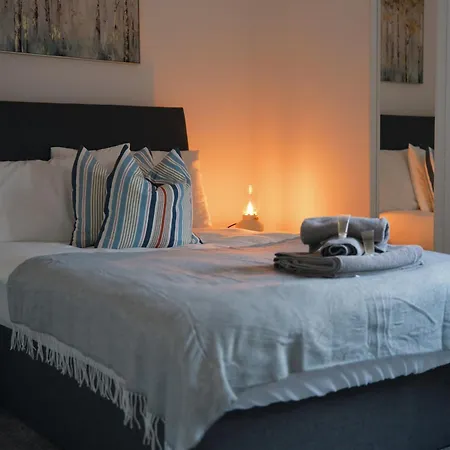 Stylish 3bed Apt, Prime Location, Sleeps 6 Apartment